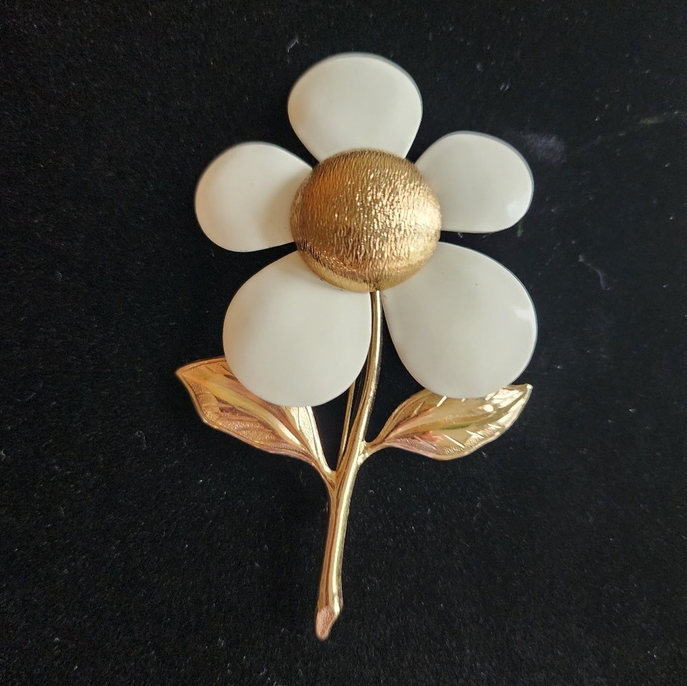 Sarah Coventry 1960's Gold and White Flower Brooch